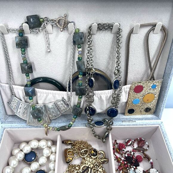 Vintage To Modern Costume Jewelry Mixed Lot Brooch Rings Necklace in Jewelry Box - Picture 4 of 14